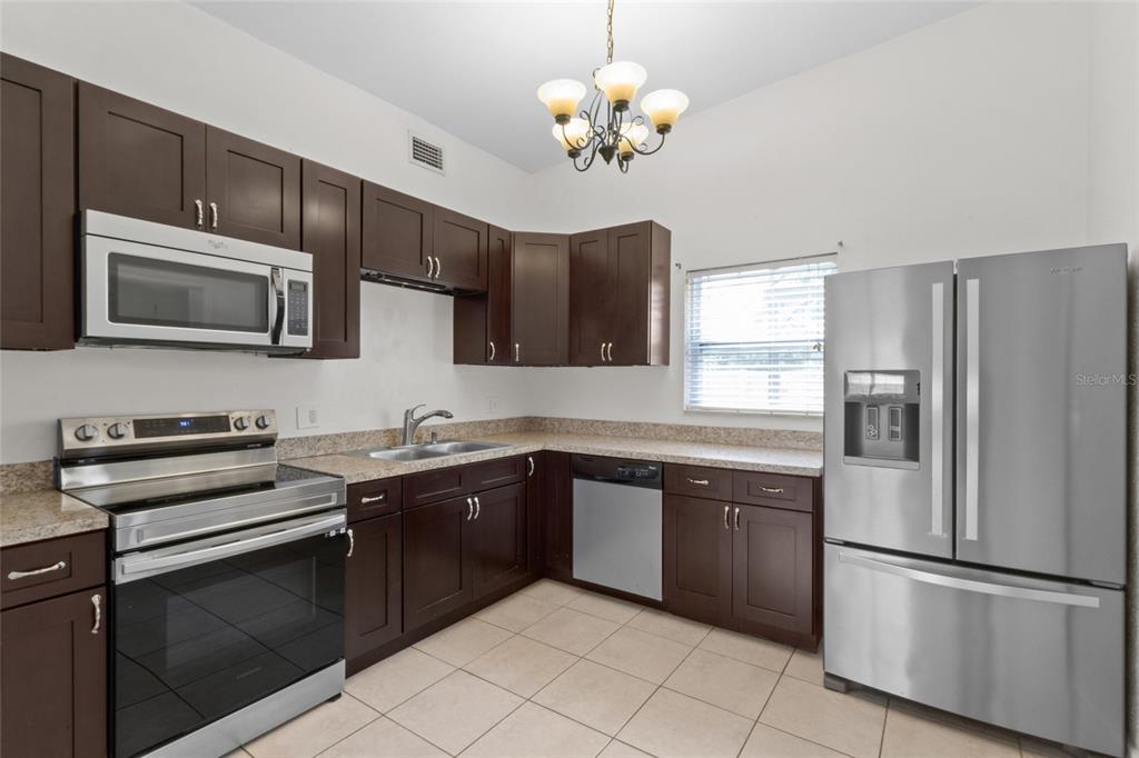 6711 DARTMOUTH AVENUE N, ST PETERSBURG, FL — photo 5 of 44