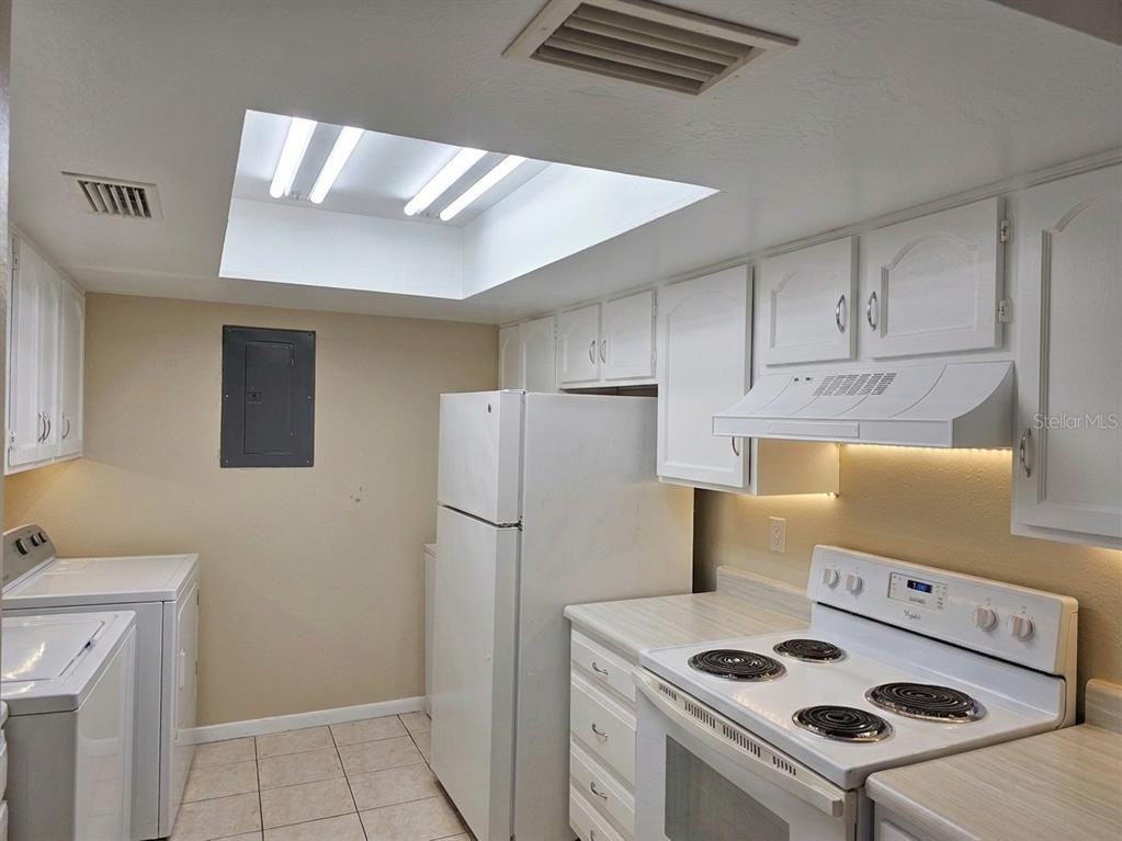 A fenced-in tennis court sits in front of a multi-story apartment building — 2430 LEMON TREE LANE UNIT 2I, ORLANDO, FL