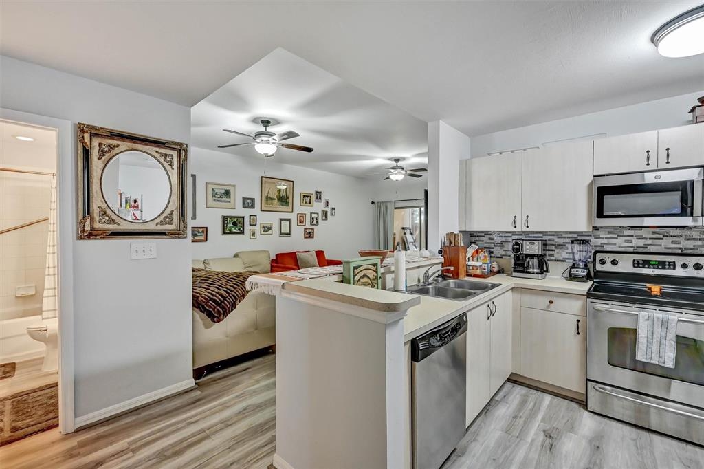 15441 BELLAMAR CIRCLE UNIT 1113, FORT MYERS, FL — photo 5 of 30