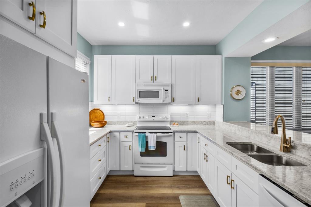 521 FOREST WAY, LONGBOAT KEY, FL — photo 4 of 30