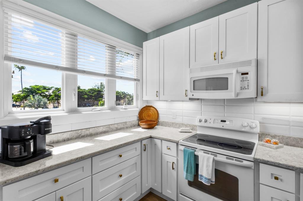 521 FOREST WAY, LONGBOAT KEY, FL — photo 5 of 30