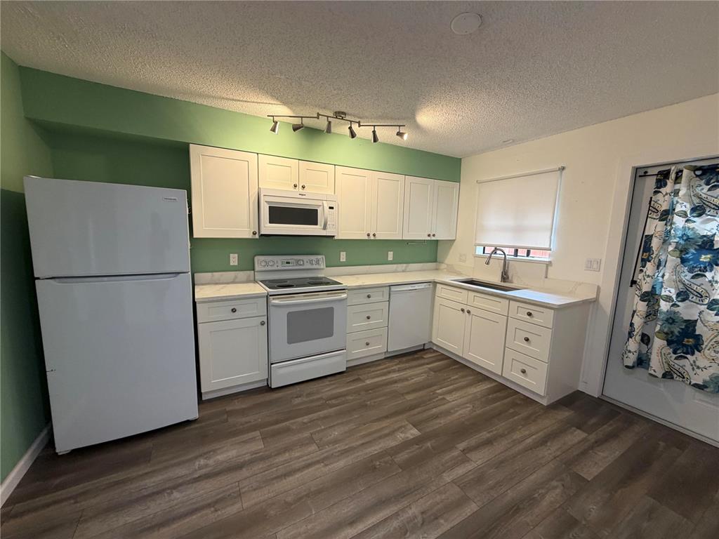2006 7TH AVENUE W UNIT B, BRADENTON, FL — photo 3 of 16