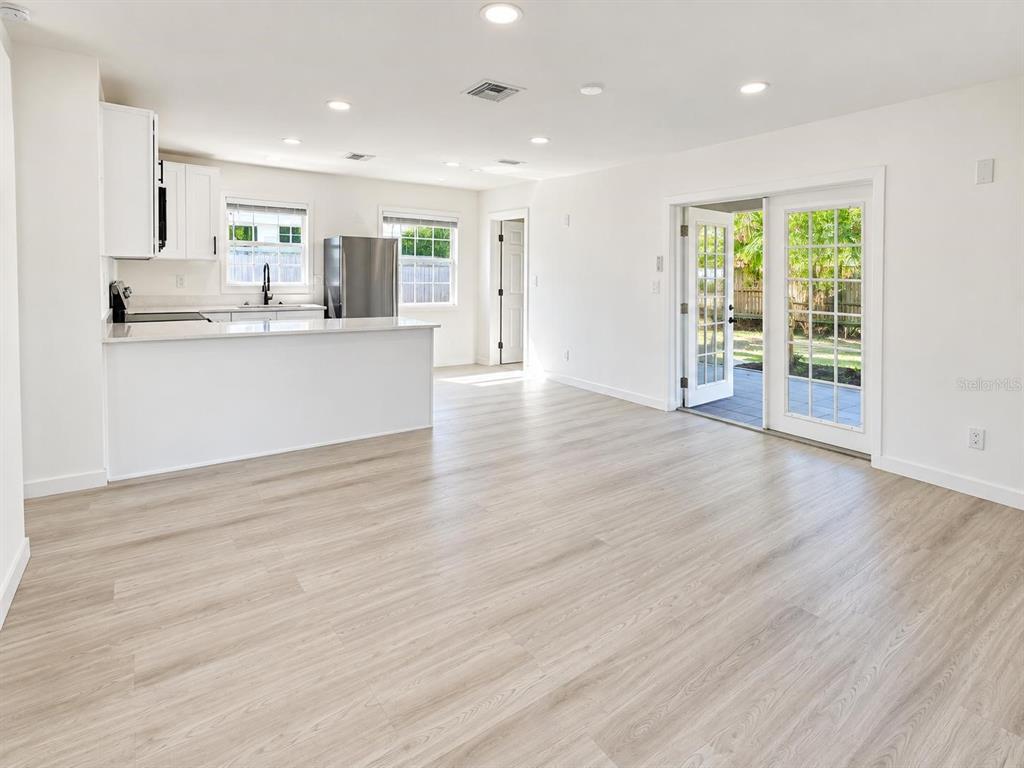 1735 NEW HAMPSHIRE AVENUE NE, ST PETERSBURG, FL — photo 2 of 19