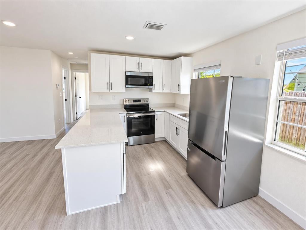 1735 NEW HAMPSHIRE AVENUE NE, ST PETERSBURG, FL — photo 4 of 19