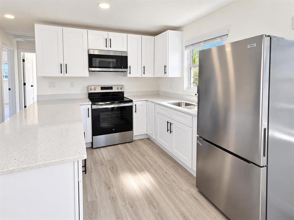 1735 NEW HAMPSHIRE AVENUE NE, ST PETERSBURG, FL — photo 5 of 19