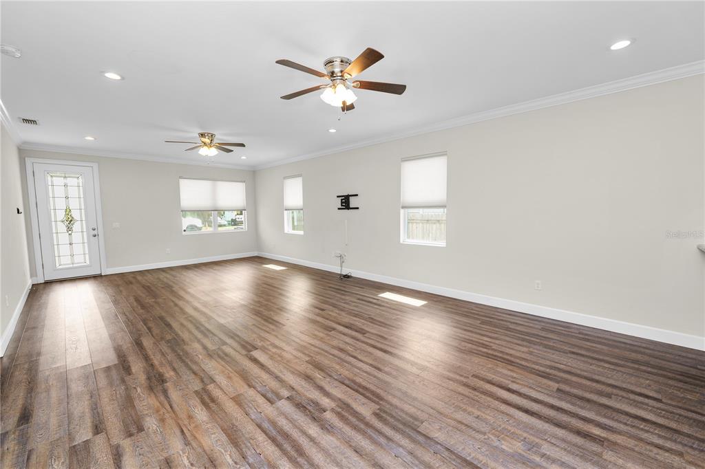 3725 57TH AVENUE N, ST PETERSBURG, FL — photo 4 of 41