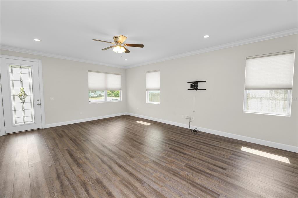 3725 57TH AVENUE N, ST PETERSBURG, FL — photo 5 of 41