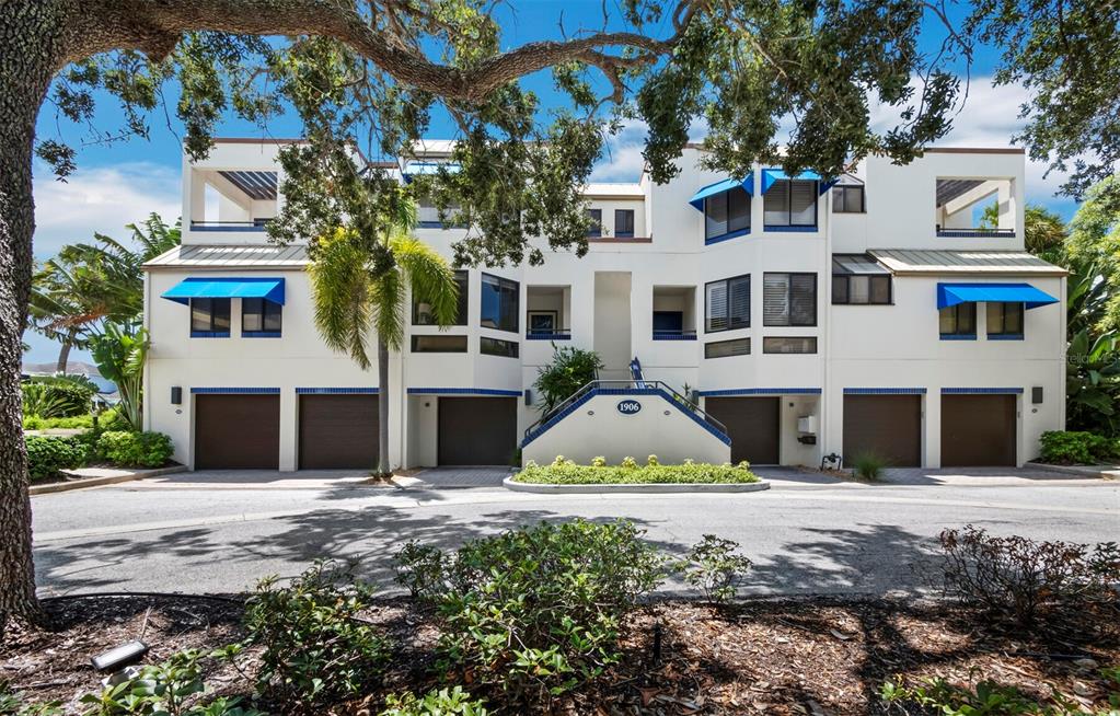 1906 HARBOURSIDE DRIVE UNIT 303