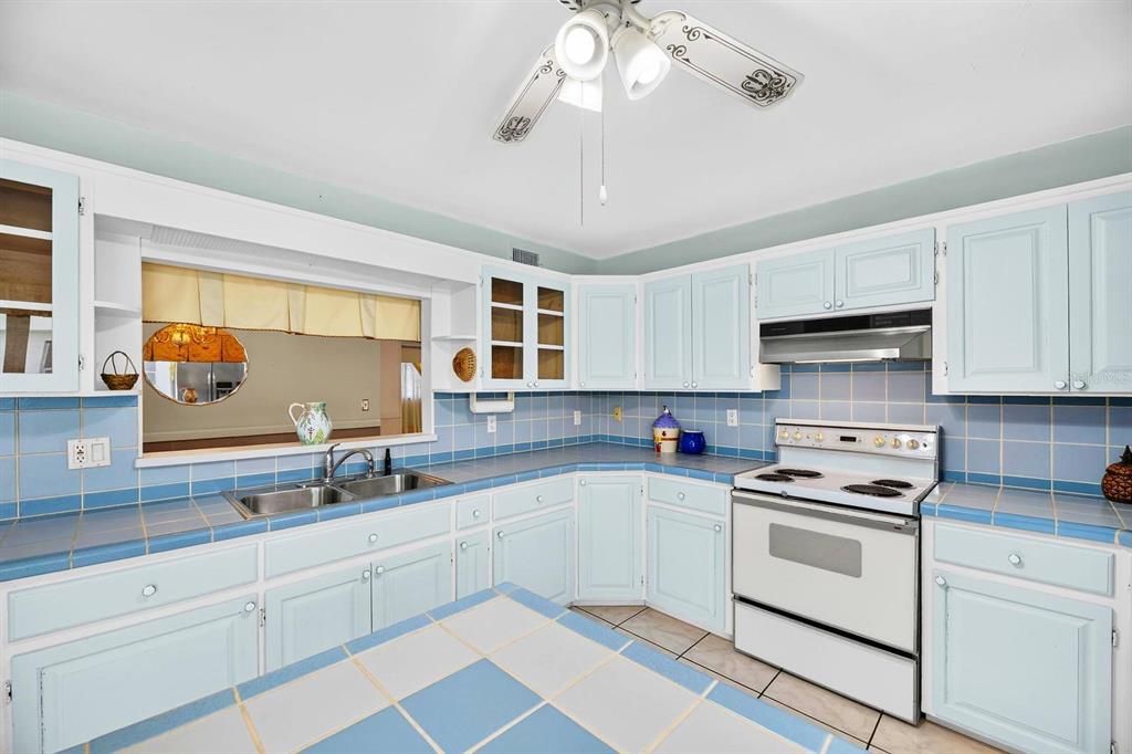 521 S LARRY CIRCLE, BRANDON, FL — photo 4 of 30
