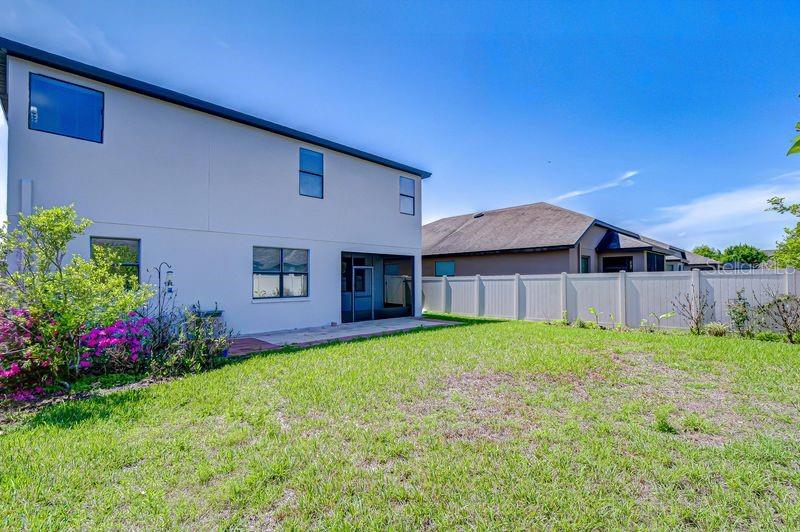 The exterior of a two-story house features a backyard, a patio, and a privacy fence — 871 VINO VERDE CIRCLE, BRANDON, FL