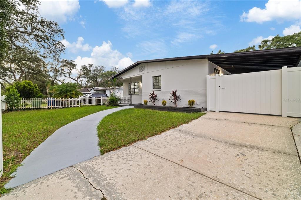 9410 N VALLE DRIVE, TAMPA, FL — photo 3 of 30