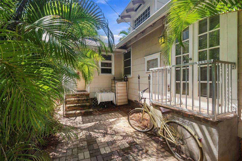 406 10TH AVENUE NE, ST PETERSBURG, FL — photo 3 of 49