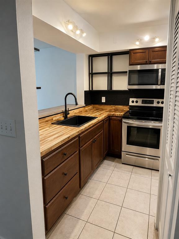 2900 S SEMORAN BOULEVARD UNIT B1, ORLANDO, FL — photo 2 of 15