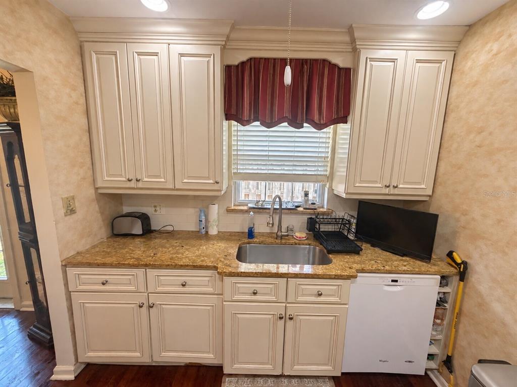 1323 S SHADE AVENUE, SARASOTA, FL — photo 4 of 19