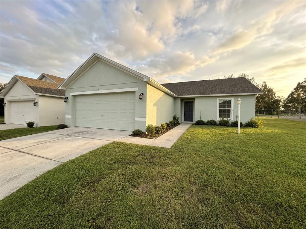 627 W CAREY LANE