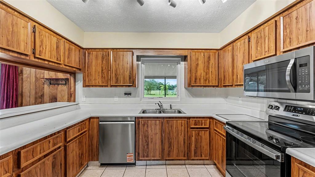 2742 DAD WELDON RD, DOVER, FL — photo 4 of 27