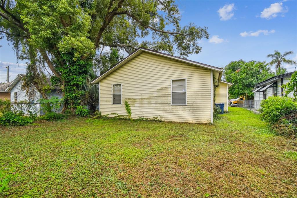 8205 N SEMMES STREET, TAMPA, FL — photo 4 of 23