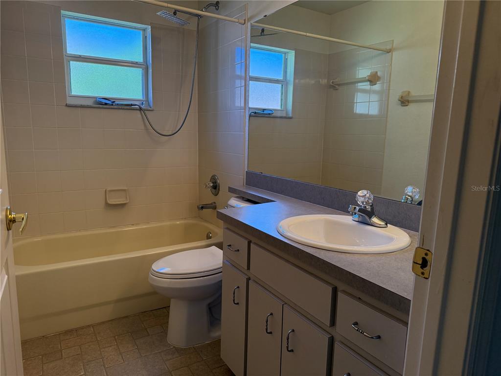 129 WINSTON MANOR CIRCLE, SEFFNER, FL — photo 4 of 8