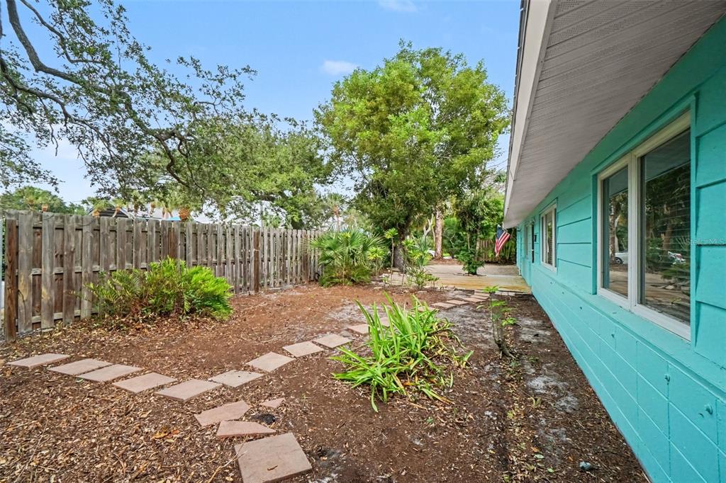 528 RALPH STREET, SARASOTA, FL — photo 4 of 30