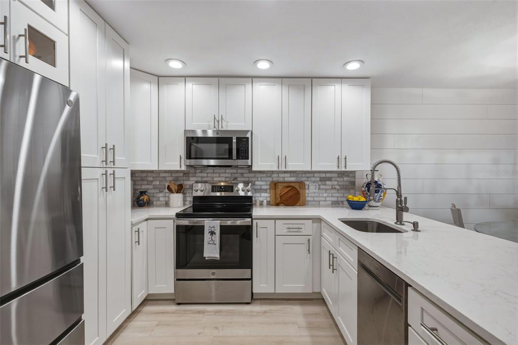 230 MEDALLION BOULEVARD UNIT F, MADEIRA BEACH, FL — photo 5 of 30