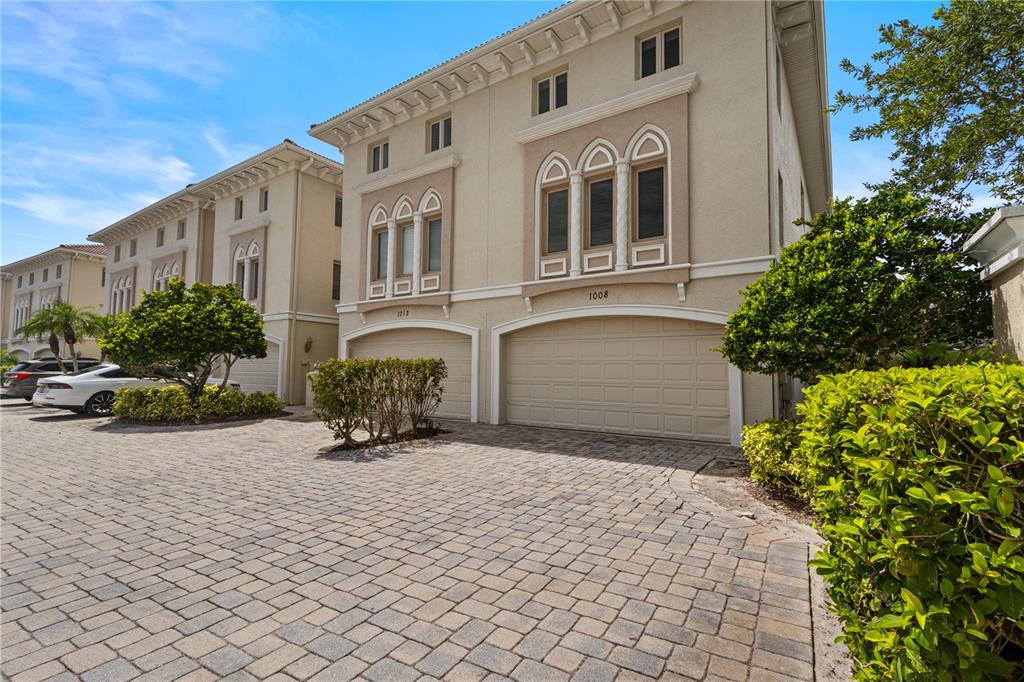 1008 PASEO DEL RIO NE