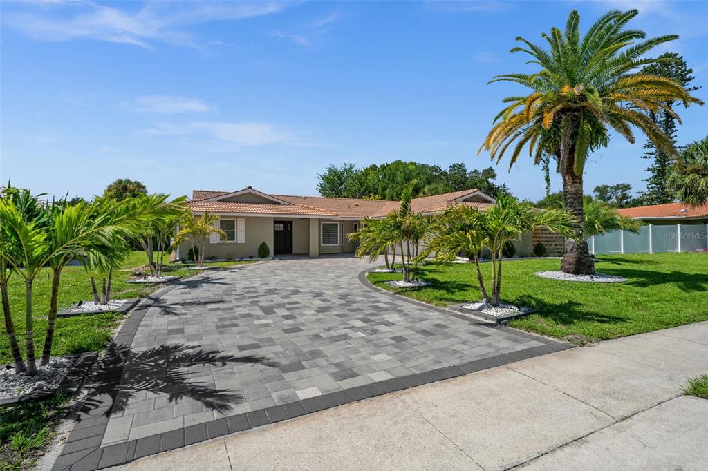 7520 CURTISS AVENUE, SARASOTA, FL — photo 2 of 30