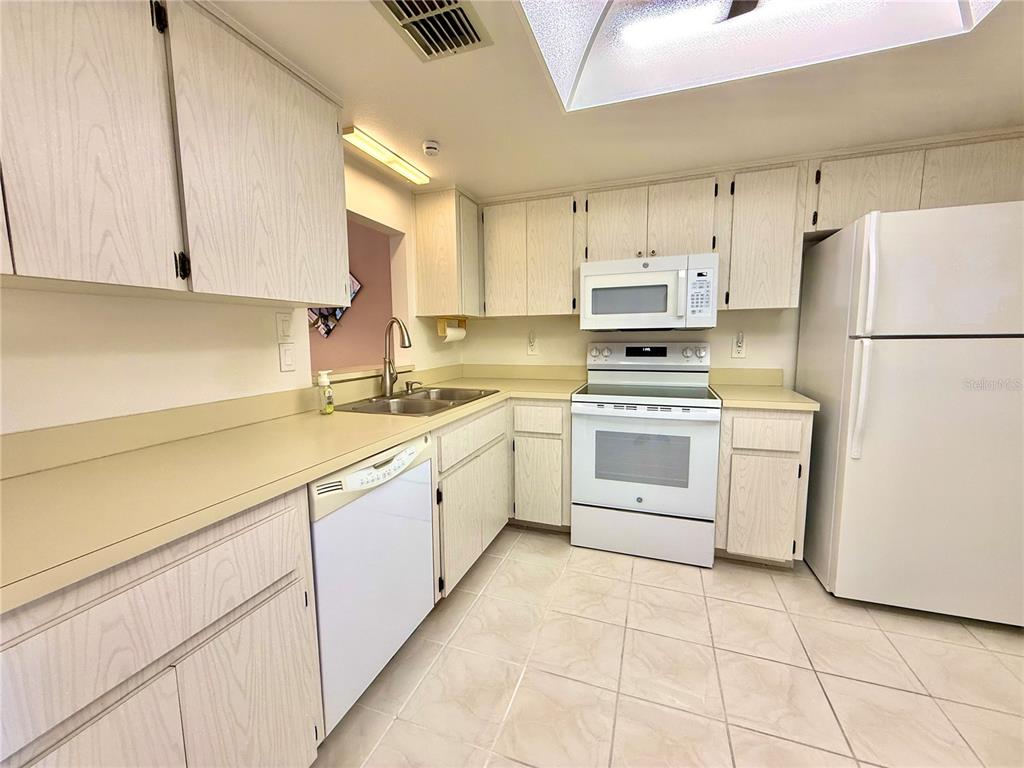 10816 LAQUINTA DRIVE, NEW PORT RICHEY, FL — photo 3 of 19
