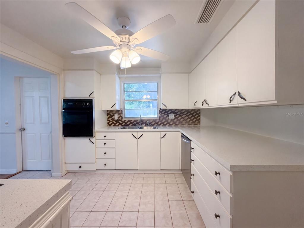 3010 HATTON STREET, SARASOTA, FL — photo 2 of 25