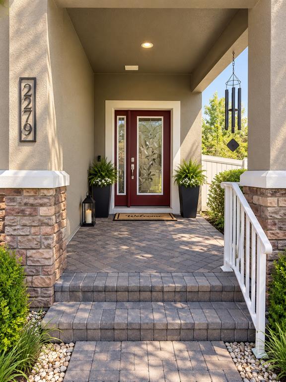 An entryway features a stained-glass front door, tile flooring, and a decorative hanging light fixture — 2379 PICKFORD CIRCLE, APOPKA, FL