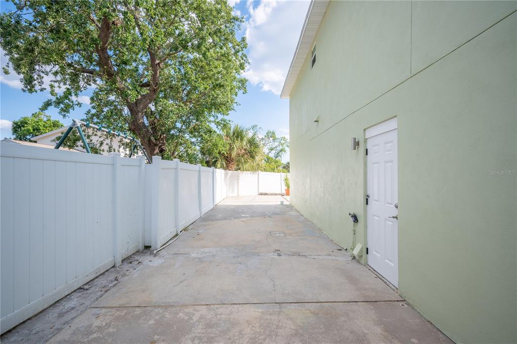 8704 BAY CREST LANE, TAMPA, FL — photo 4 of 30