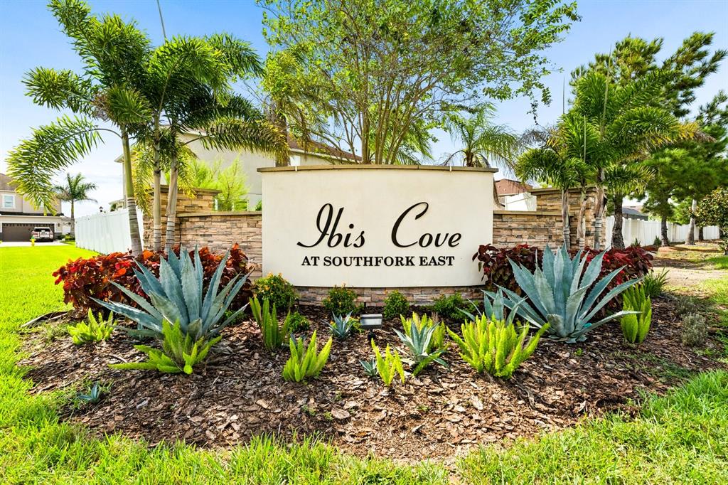 A stone monument sign for Ibis Cove at Southfork East sits in a landscaped garden — 11327 BRIGHTON KNOLL LOOP, RIVERVIEW, FL