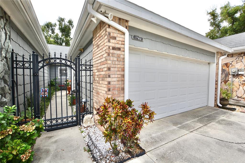 1762 CASTLE ROCK ROAD, TAMPA, FL — photo 2 of 30