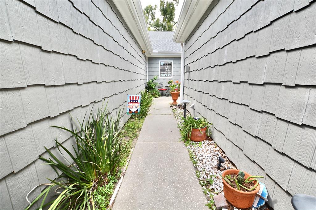 1762 CASTLE ROCK ROAD, TAMPA, FL — photo 3 of 30