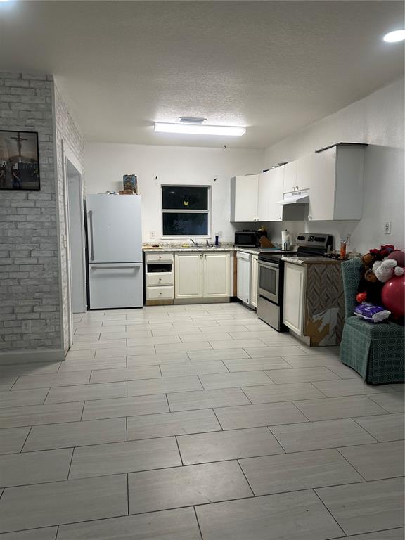 2325 28TH AVENUE E, PALMETTO, FL — photo 3 of 17