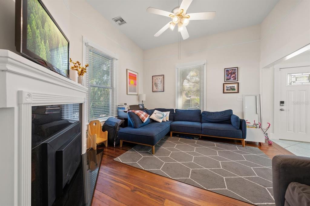 940 LOCUST STREET NE, ST PETERSBURG, FL — photo 5 of 27