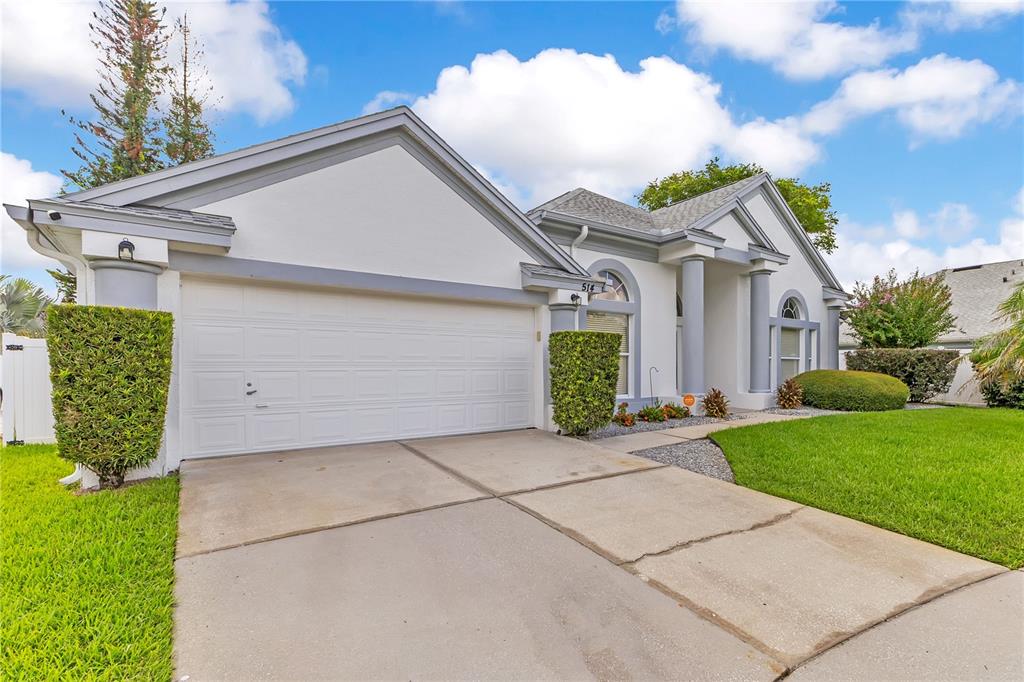 A tiled entryway leads to a carpeted living area with high ceilings and arched windows — 514 KEY COURT, ORLANDO, FL