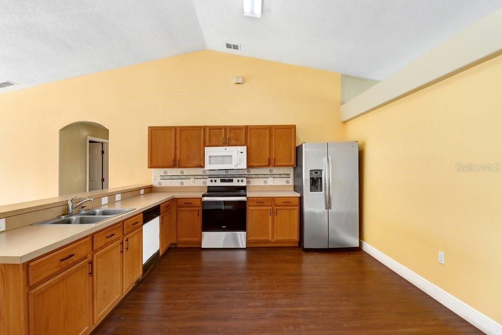 352 CLERMONT DRIVE, KISSIMMEE, FL — photo 4 of 27