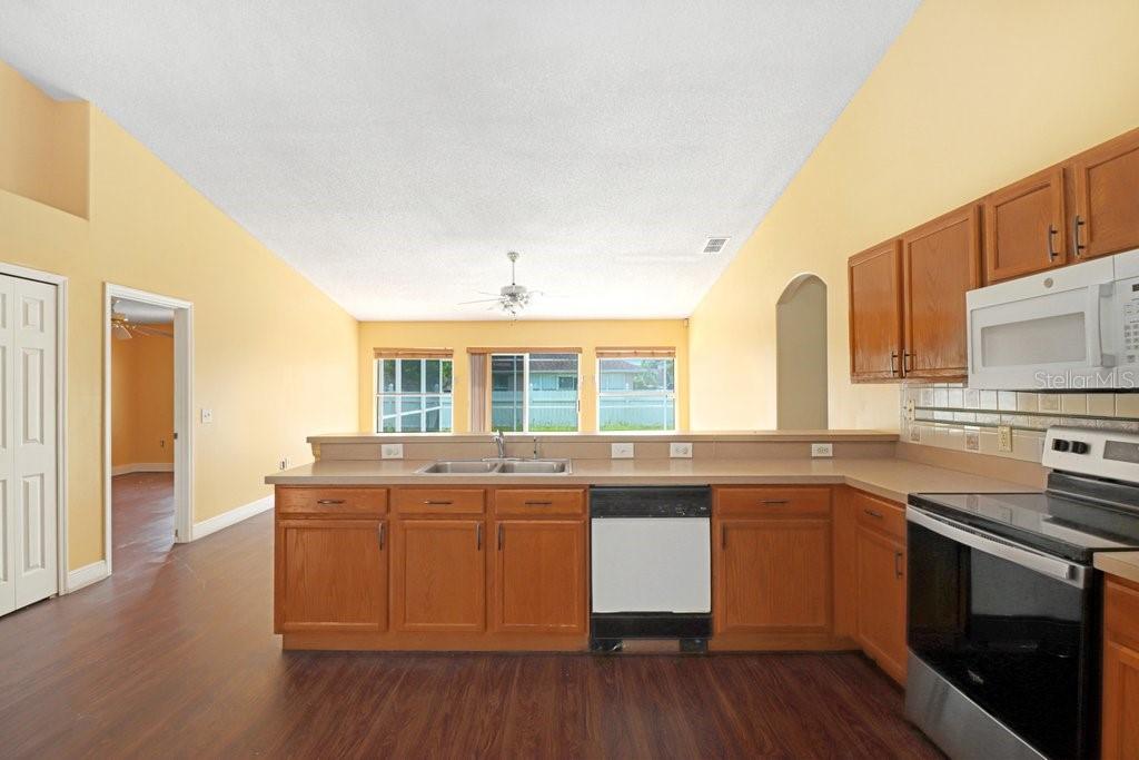352 CLERMONT DRIVE, KISSIMMEE, FL — photo 5 of 27