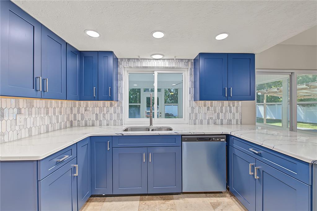 260 SE 16TH TERRACE, CRYSTAL RIVER, FL — photo 4 of 30