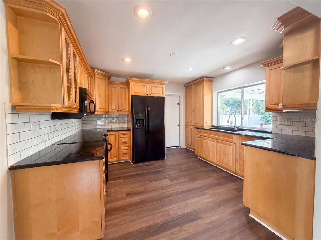 601 MYRTLE WAY S, ST PETERSBURG, FL — photo 2 of 33