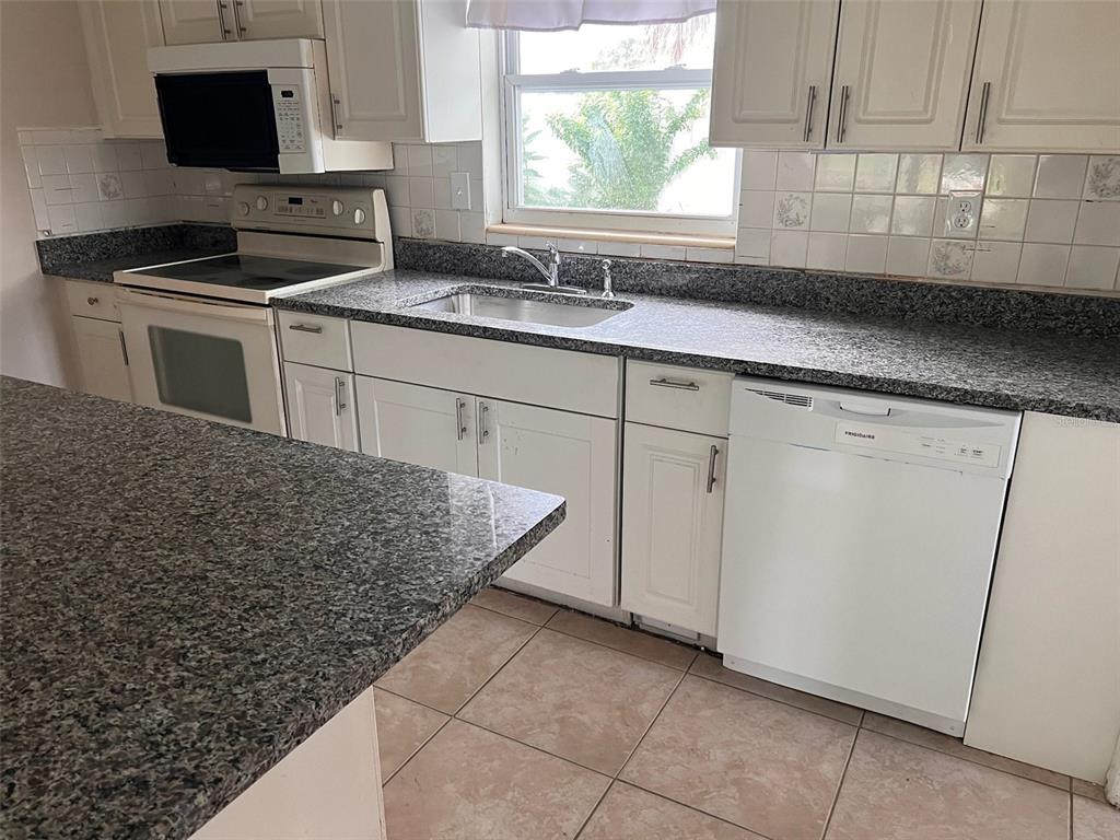 3633 ROXANE BOULEVARD, SARASOTA, FL — photo 3 of 12