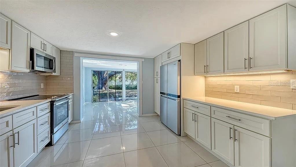 5529 NUTMEG AVENUE, SARASOTA, FL — photo 3 of 30