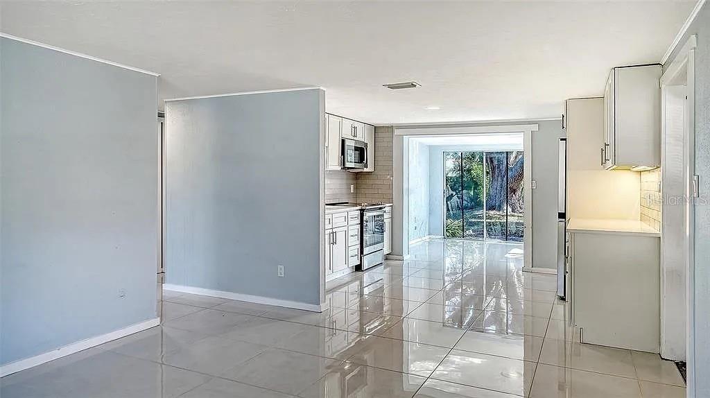5529 NUTMEG AVENUE, SARASOTA, FL — photo 5 of 30