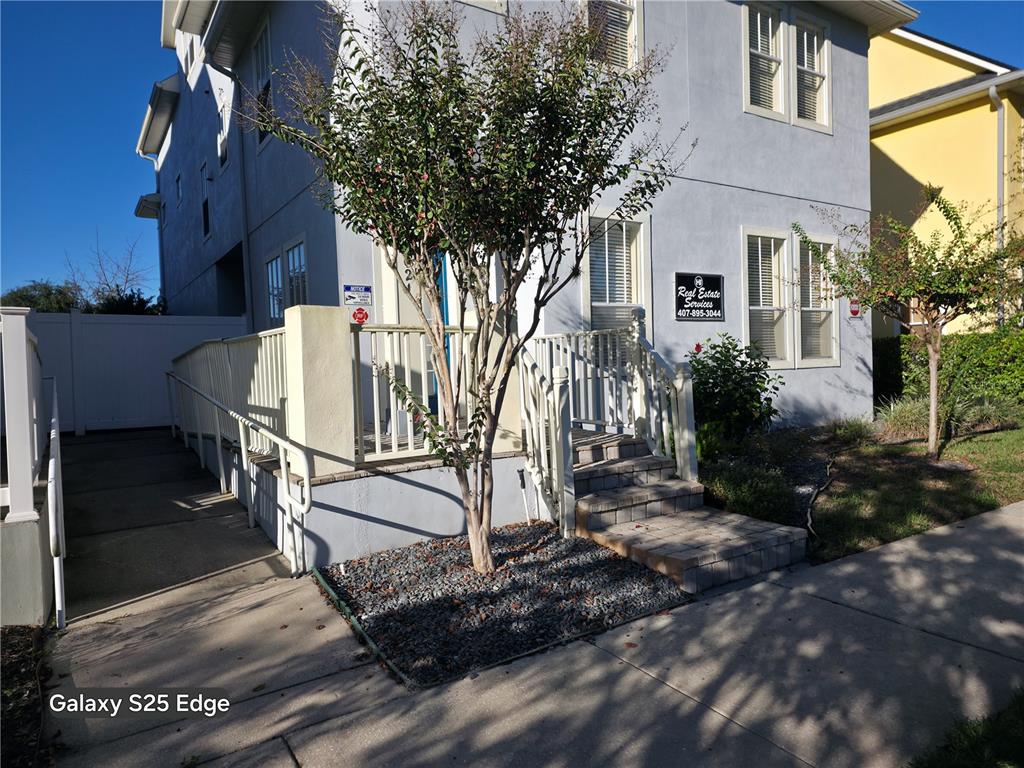 E ROBINSON STREET