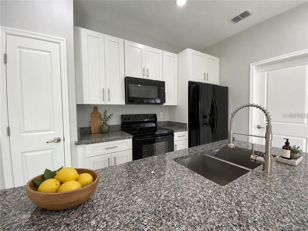 853 TRINA LANE, LAKELAND, FL — photo 3 of 6