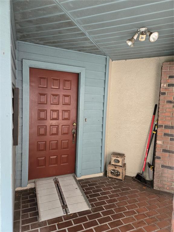 8008 LA SERENA DRIVE, TAMPA, FL — photo 2 of 27
