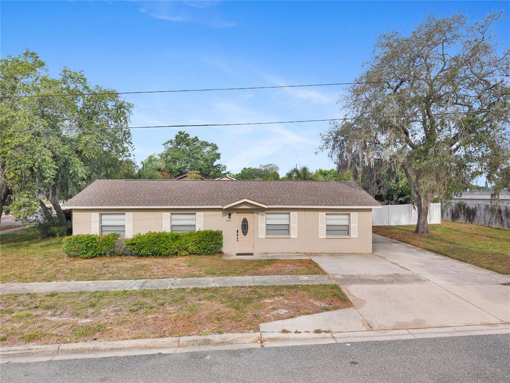 1221 E COURT STREET, TARPON SPRINGS, FL — photo 2 of 36