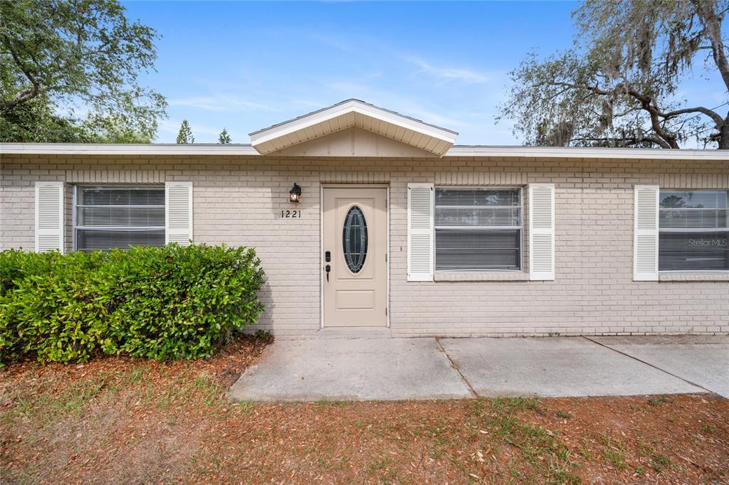 1221 E COURT STREET, TARPON SPRINGS, FL — photo 5 of 36
