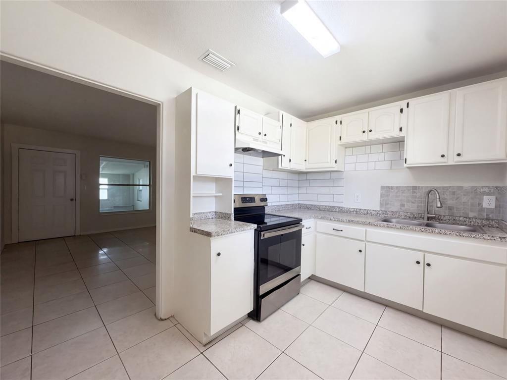 7916 ENDIVE AVENUE, TAMPA, FL — photo 2 of 21