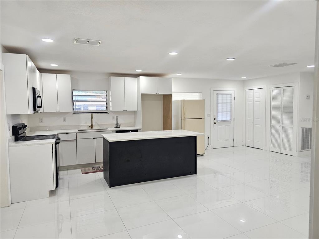 6125 LIBERTY AVENUE, TEMPLE TERRACE, FL — photo 3 of 28